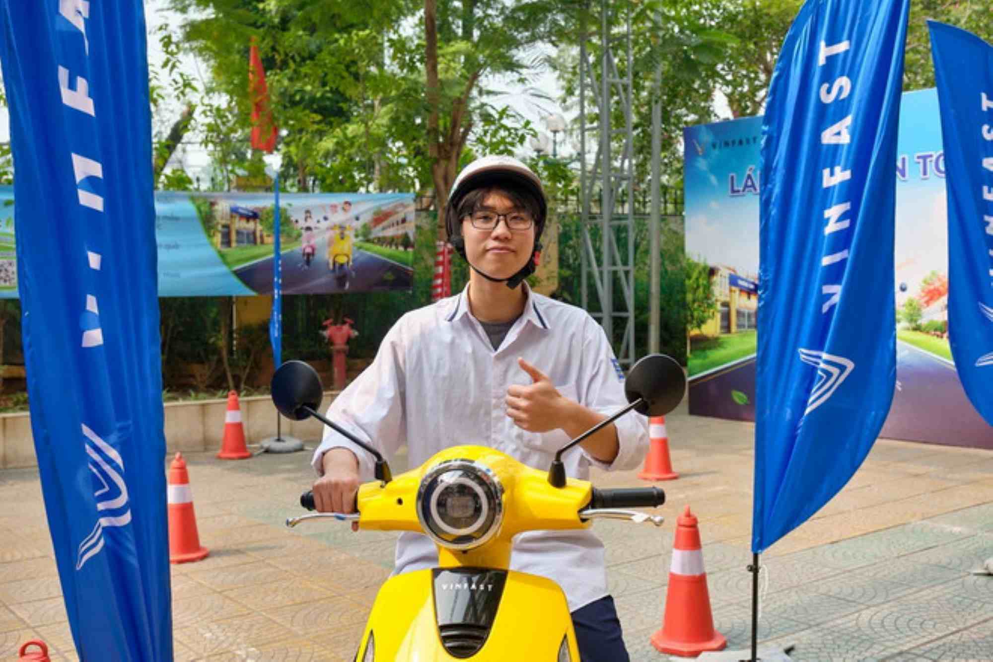 Los estudiantes estan entusiasmados con la experiencia de la moto electrica, esperando que los padres compren una moto electrica en el futuro, contribuyendo a la proteccion del medio ambiente. Imagen de Huang Jian