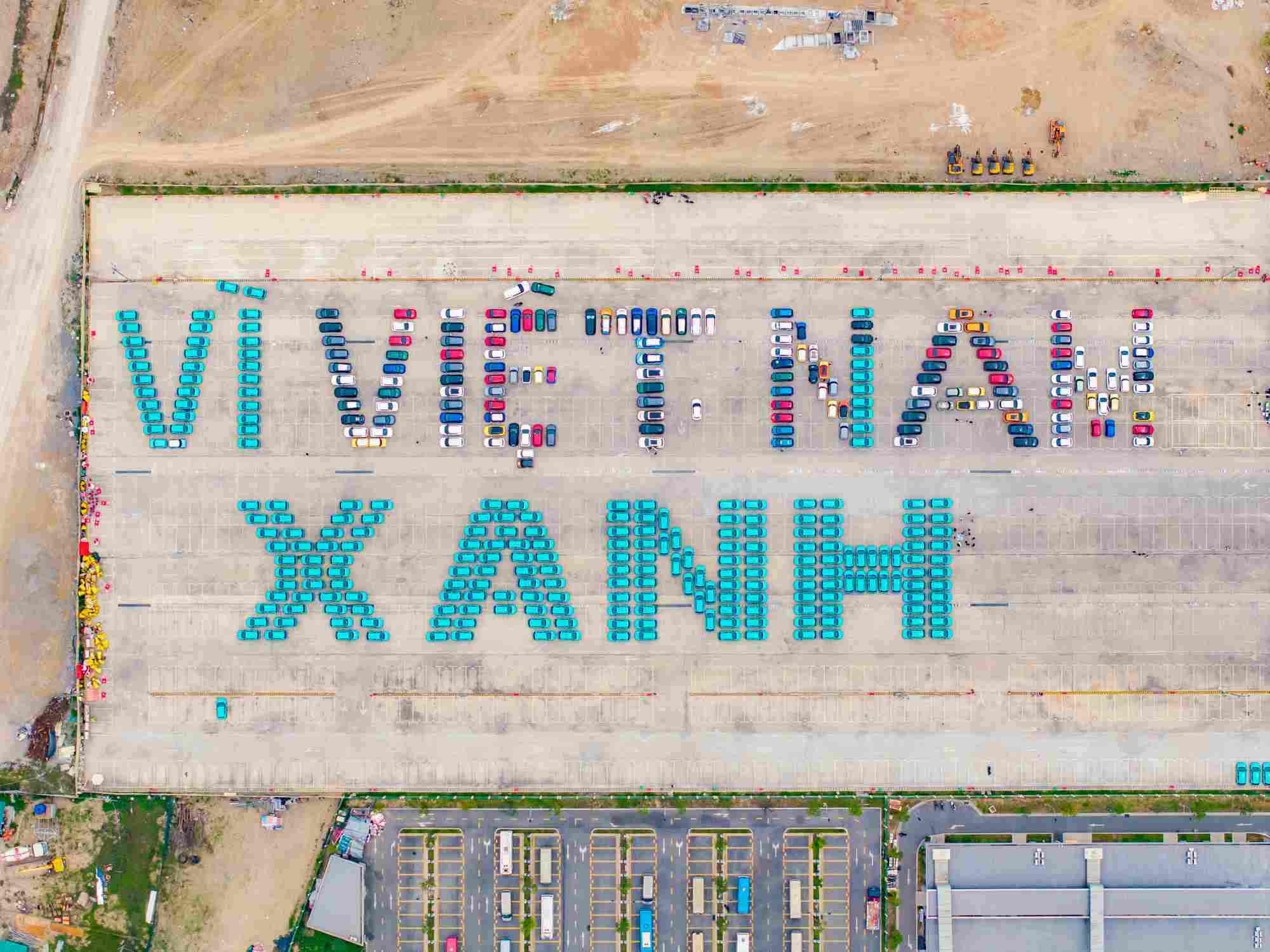 Un grupo de casi 400 vehiculos envio el mensaje "Por un Vietnam verde". Imagen de Vingroup