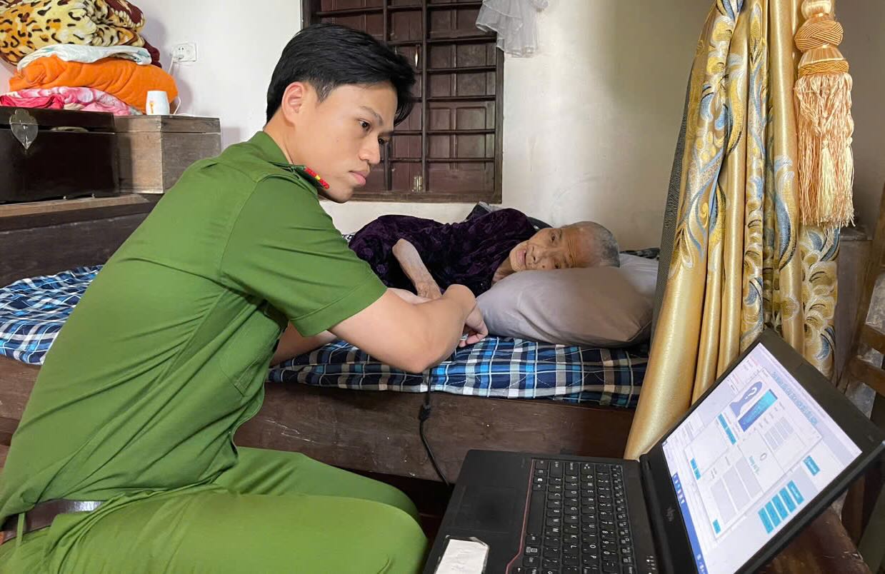 El equipo de trabajo ha venido a tomar muestras de ADN de los familiares de los muertos. Imagen de la Policia de Quang Binh