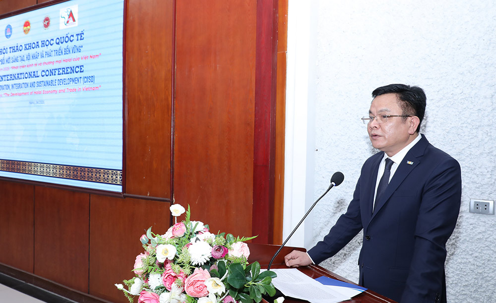 Ong Nguyen Hoang, Hieu truong Truong dai hoc Thuong mai, chia se tai hoi thao. Anh: Lam Nguyen