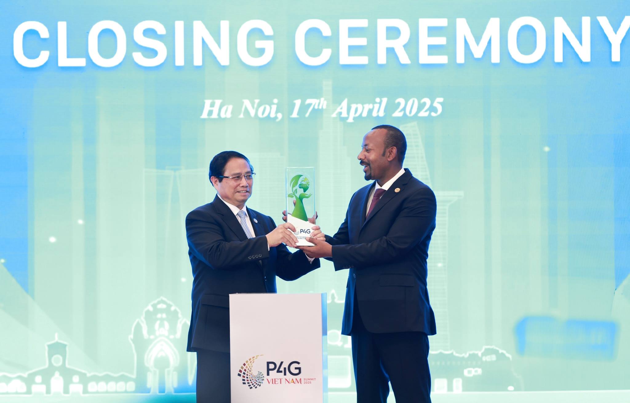 Politburo member and Prime Minister Pham Minh Chinh presented the logo to host the 5th P4G Summit to Ethiopia Prime Minister Abiy Ahmed Ali. Photo: Hai Nguyen
