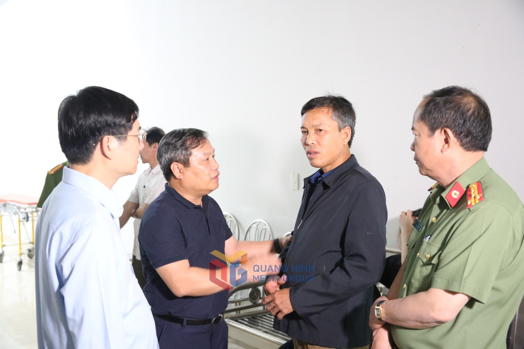 Quang Ninh Provincial Party Secretary Vu Dai Thang visited and encouraged the family of Senior Lieutenant Nguyen Dang Khai - who died while on duty. Photo: Quang Ninh Media Center