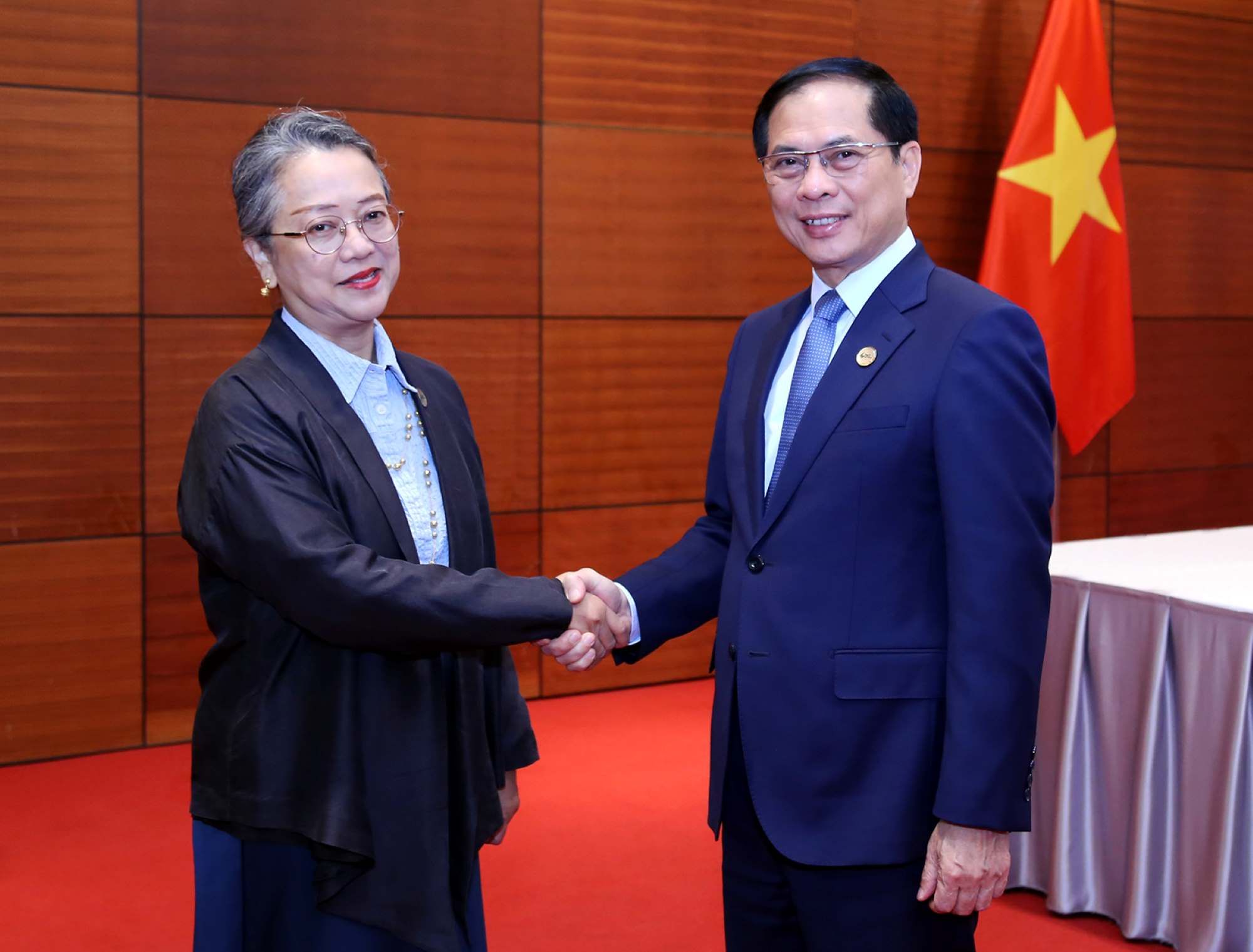 El Comisionado Central del Partido, el Viceprimer Ministro del Gobierno, el Ministro de Relaciones Exteriores Buizhan y el Subsecretario General de las Naciones Unidas y el Secretario Ejecutivo de la Comision Economica y Social de la Region de Asia y el Pacifico (ESCAP) Armida Salsiah Alisjahbana. Imagen de la VGP