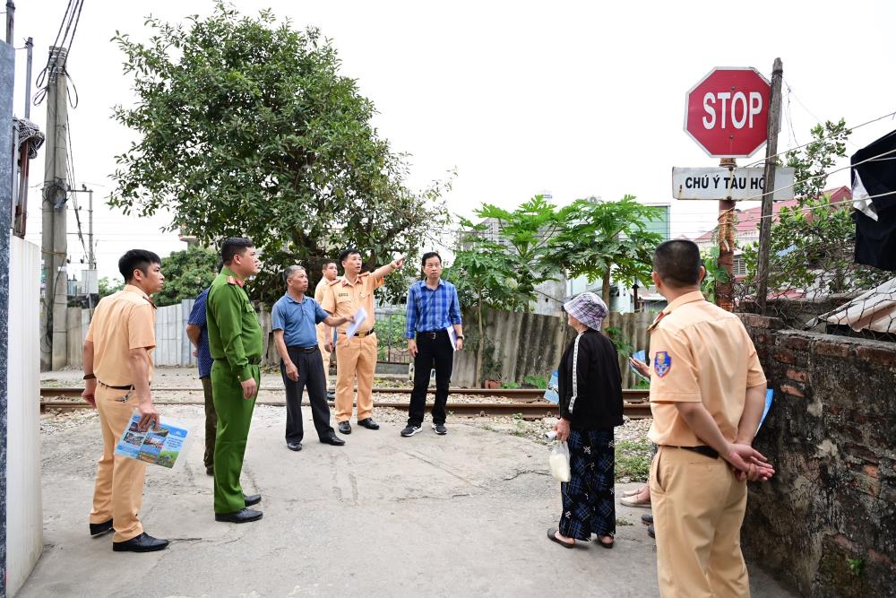 The Traffic Police Department searched the self-opened path across the railway in May Da hamlet. Photo: Hai Phong City Police