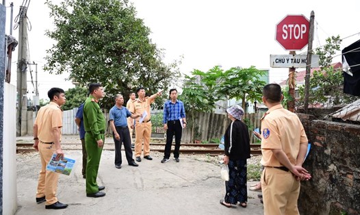Phòng Cảnh sát giao thông kiểm tra lối đi tự mở qua đường sắt tại xóm Máy Đá. Ảnh: Công an TP Hải Phòng