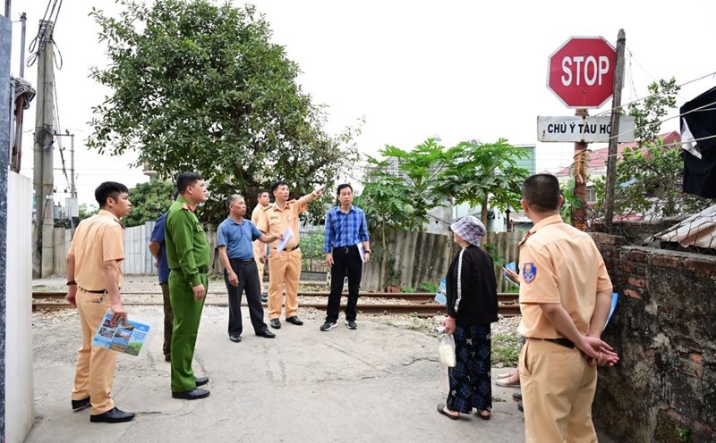 The Traffic Police Department searched the self-opened path across the railway in May Da hamlet. Photo: Hai Phong City Police
