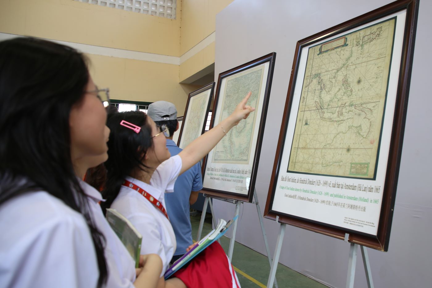 The maps displayed at the exhibition affirm Hoang Sa and Truong Sa of Vietnam. Photo: Hung Tho