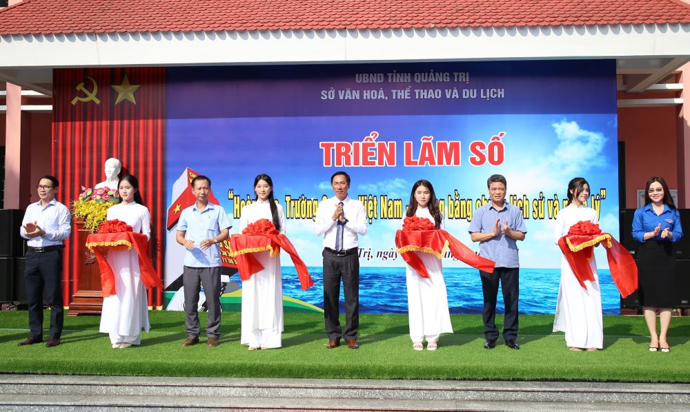 Cac dai bieu cat bang khanh thanh trien lam. Anh: Hung Tho