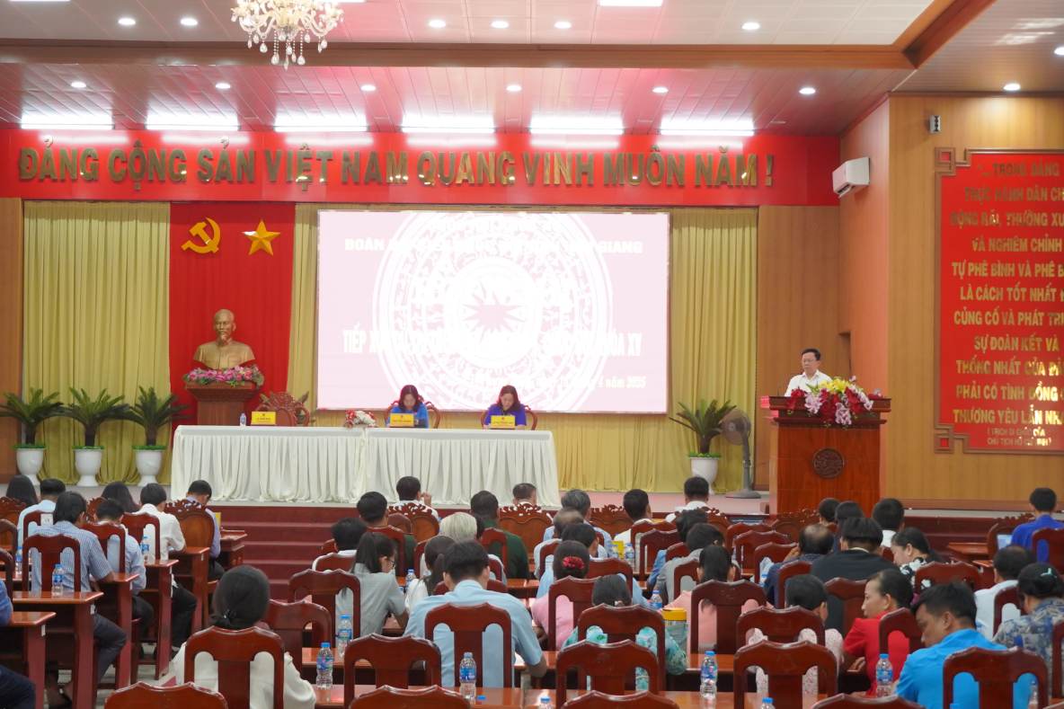Quang cảnh buổi tiếp xúc cử tri. Ảnh: Tạ Quang
