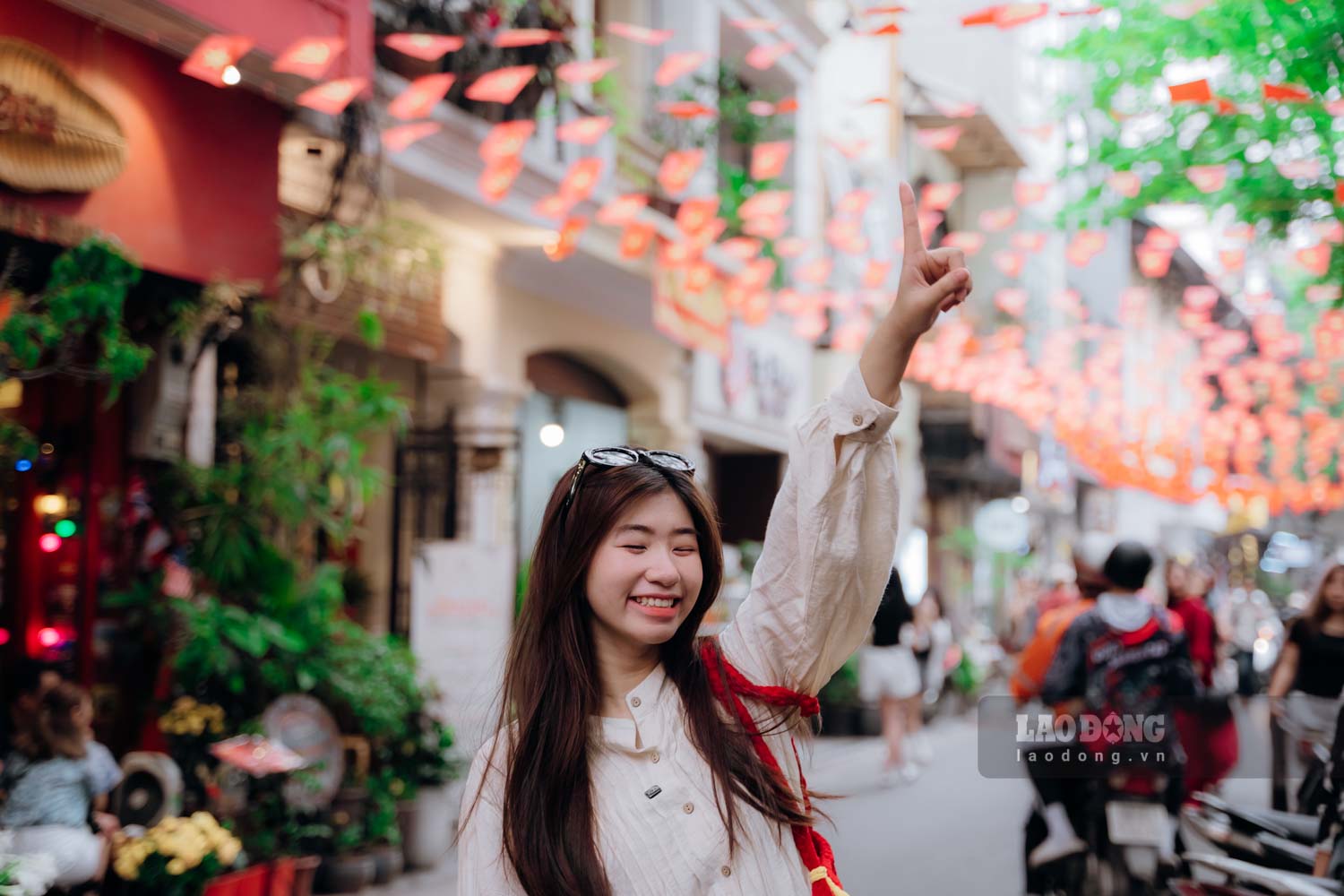 Los jovenes "acogen" las calles con banderas de flores para el 30.4 en Hanoi. Imagen: El templo