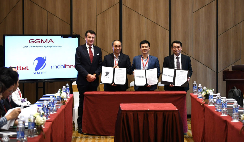 Representatives of the three networks MobiFone, Viettel and VNPT at the GSMA Open Gateway Memorandum of Understanding signing ceremony. Photo: Provided by the enterprise