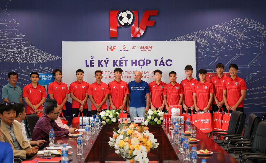 The signing ceremony of the cooperation agreement between PVF Youth Football Training Center and the new sponsor. Photo: PVF