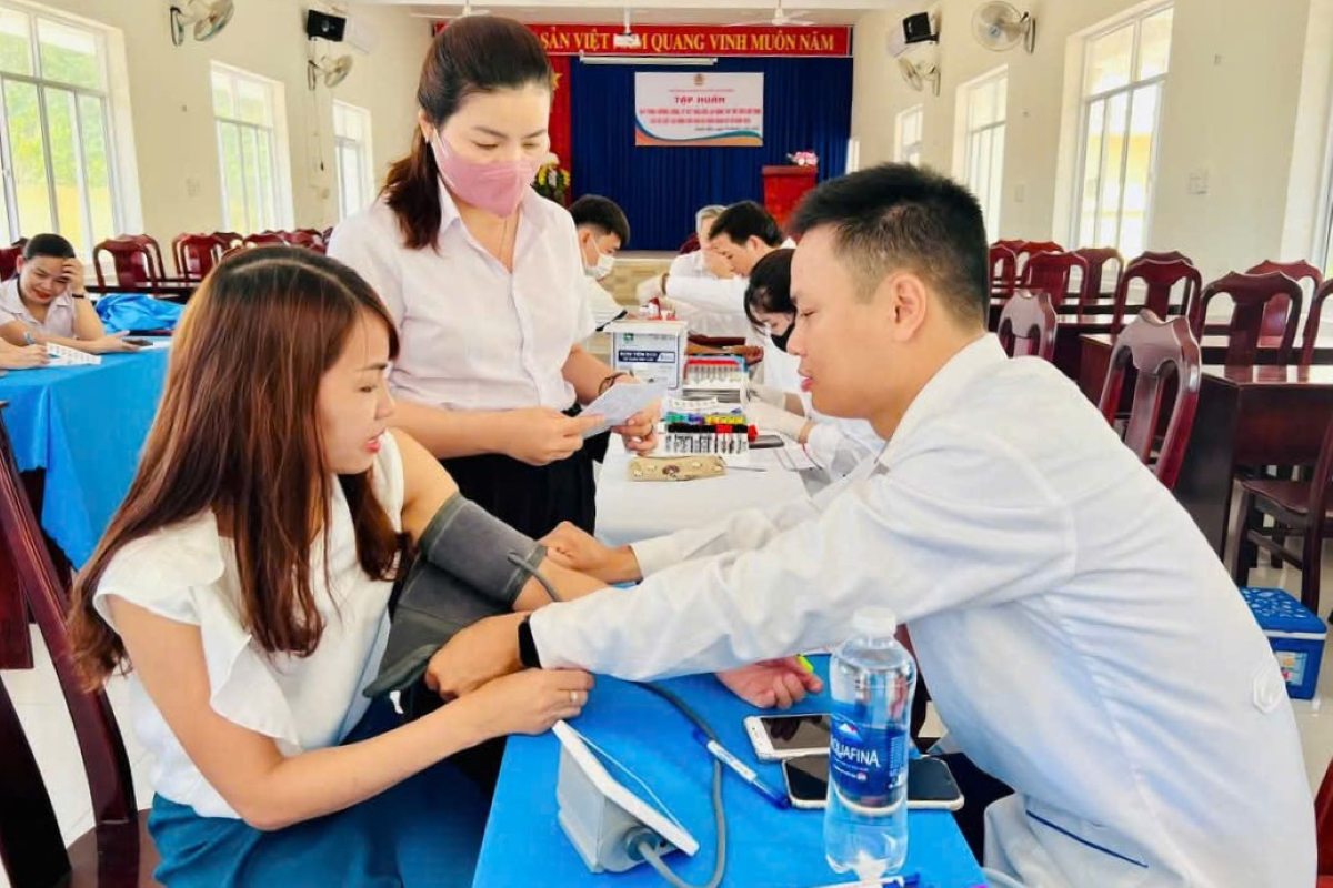 Examen de riesgo de cancer de higado para los trabajadores del distrito de Xueyun-Much. Imagen de la ciudad de Ljubljana