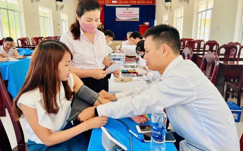 Testing for liver cancer screening for union members and workers in Xuyen Moc district. Photo: Labor Federation