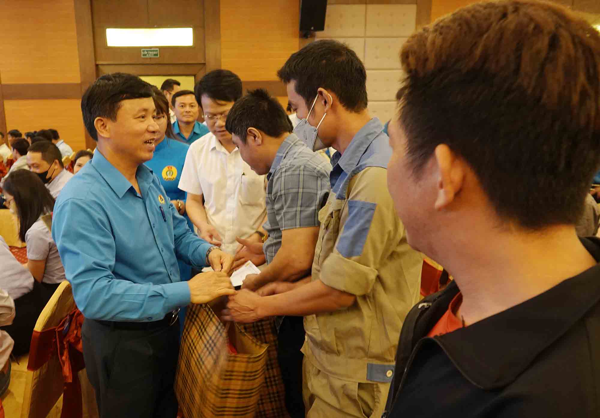 El Sr. Nguyen Van Danh - Presidente de la Junta de Trabajadores de la Provincia de Ha Tinh - entrego regalos a los trabajadores dificiles en KKT Vung Ang. Imagen de la pagina web de la Universidad de Hong Kong