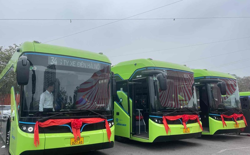 Hanoi officially operates electric bus route No. 34. Photo: Khanh An
