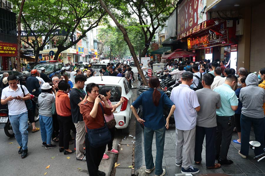 El precio del oro sube, la gente retira sus ahorros, espera horas para buscar oro