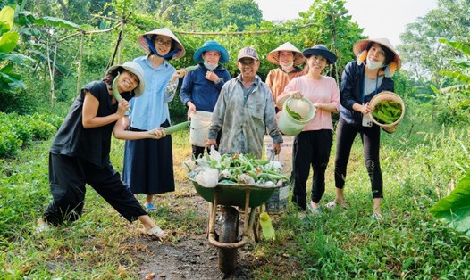 Du khách trải nghiệm du lịch xanh tại Đồng Nai. Ảnh: Minh Đức