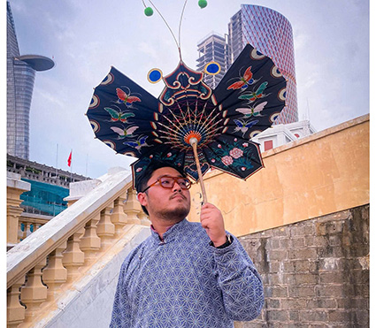 Designer Phung Nguyen Anh Khoa with his butterfly parasol product. Photo: Character provided