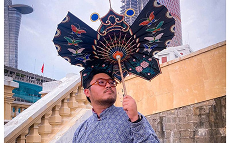 Designer Phung Nguyen Anh Khoa with his butterfly parasol product. Photo: Character provided