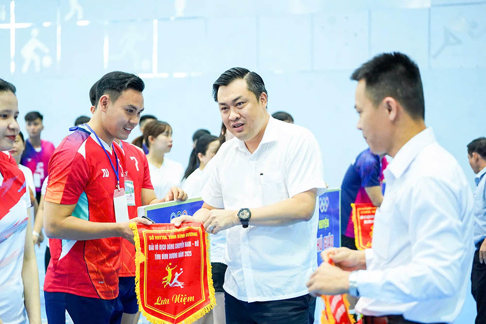 El Sr. Cao Van Chong, Director Adjunto del Departamento de Cultura, Deportes y Turismo de la provincia de Binh Duong, entrego banderas conmemorativas a las unidades participantes en el premio. Imagen: Departamento de la Universidad del Pacifico