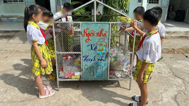 Transformar los plasticos en tarjetas de salud para estudiantes con problemas. Imagen: Provincia de Huanglong