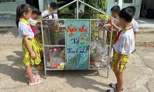 Biến rác thải nhựa thành thẻ BHYT trao đến học sinh khó khăn. Ảnh: Tỉnh Đoàn Vĩnh Long