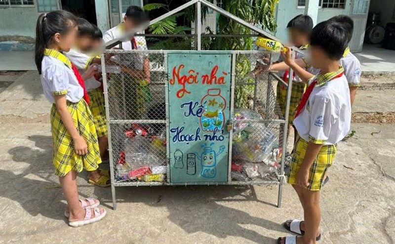 Turning plastic waste into health insurance cards for disadvantaged students. Photo: Vinh Long Provincial Youth Union