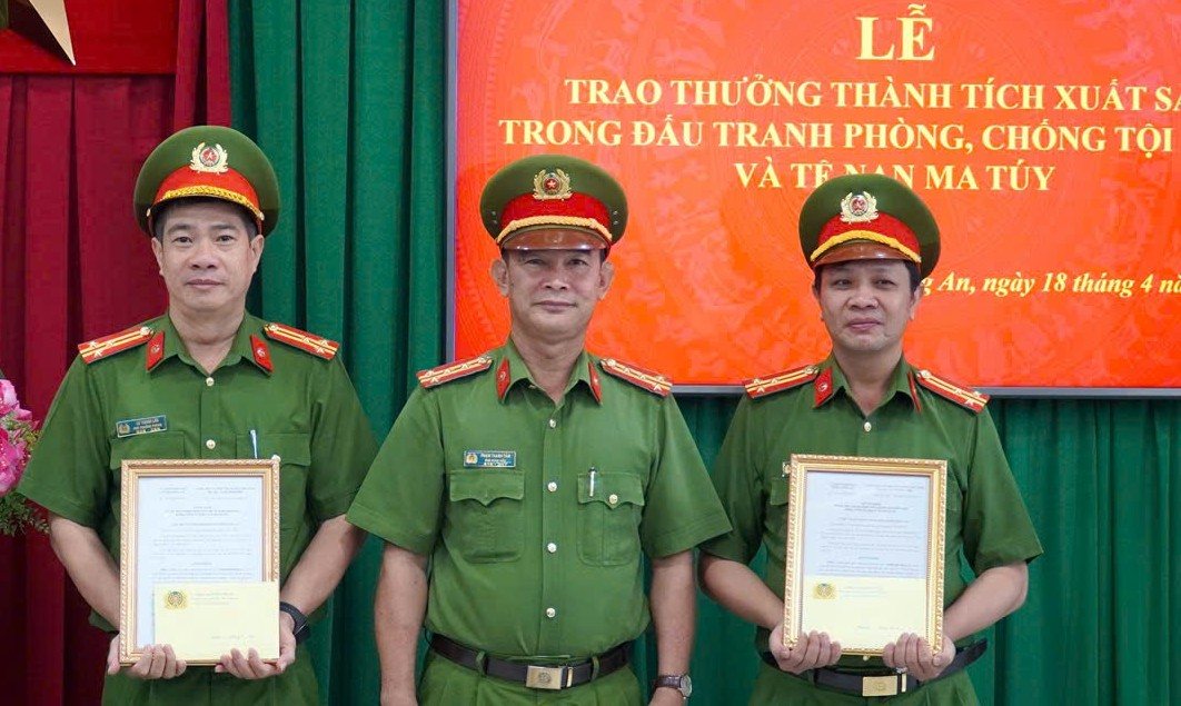 Reconocimiento a las organizaciones que han logrado grandes logros en la lucha contra las drogas en Long An. Foto: suministrada por la policia