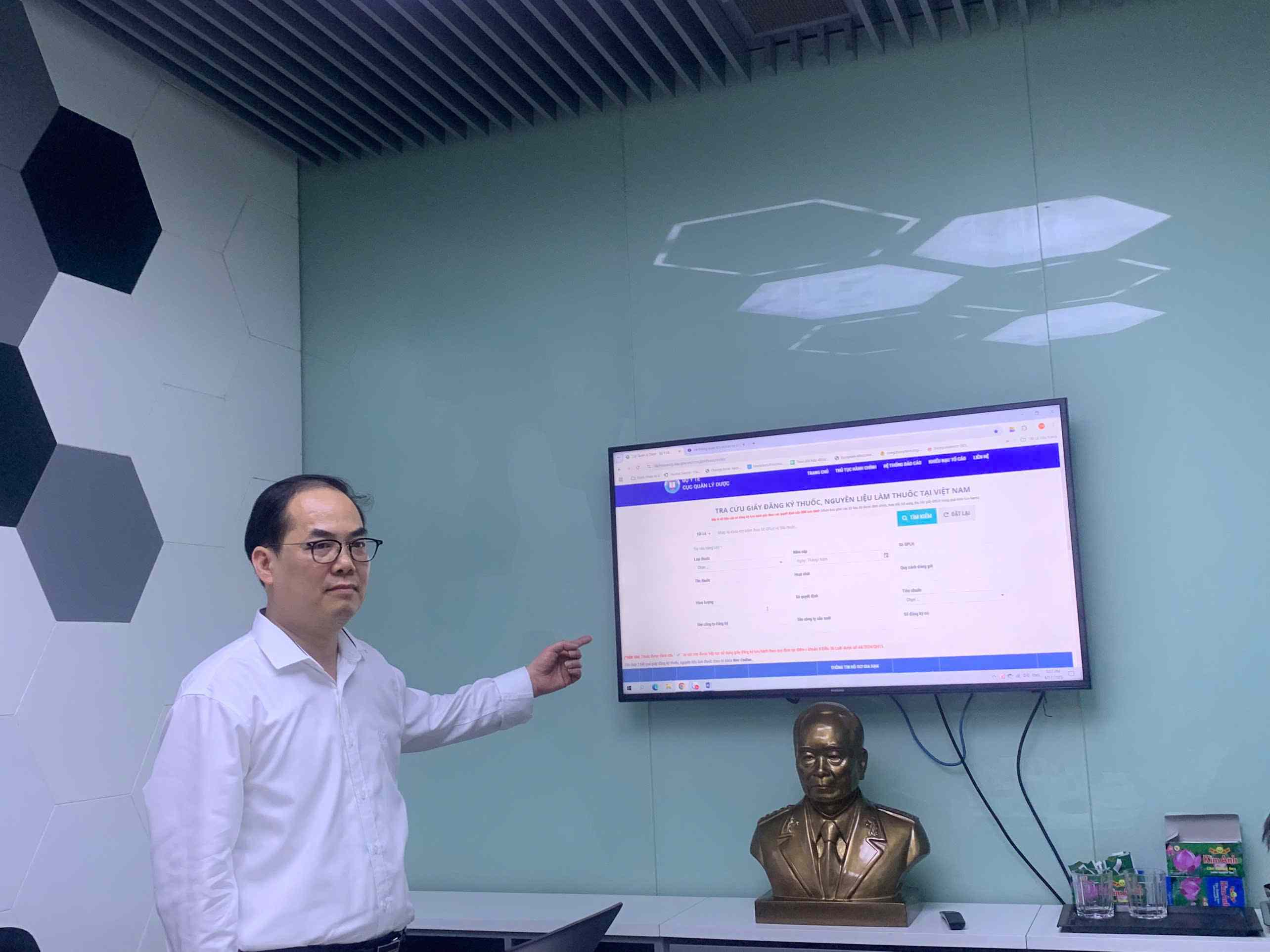 Dr. Ta Manh Hung - Deputy Director of the Department of Drug Administration (Ministry of Health) guides information searches to prevent the purchase of fake drugs. Photo: Le Ha