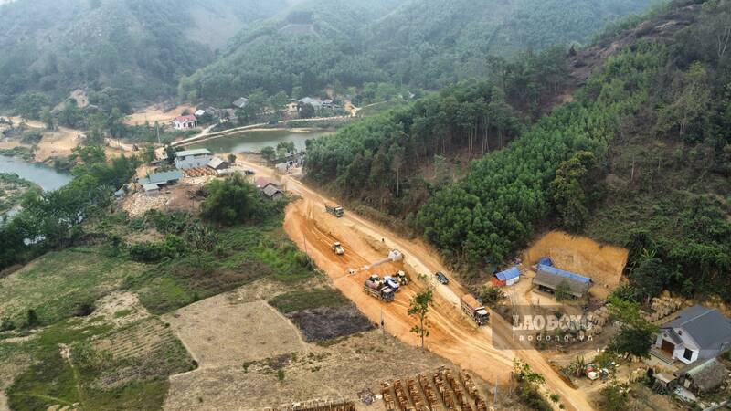 Trang thiet bi may moc duoc huy dong de phuc vu thi cong. Anh: Lam Thanh