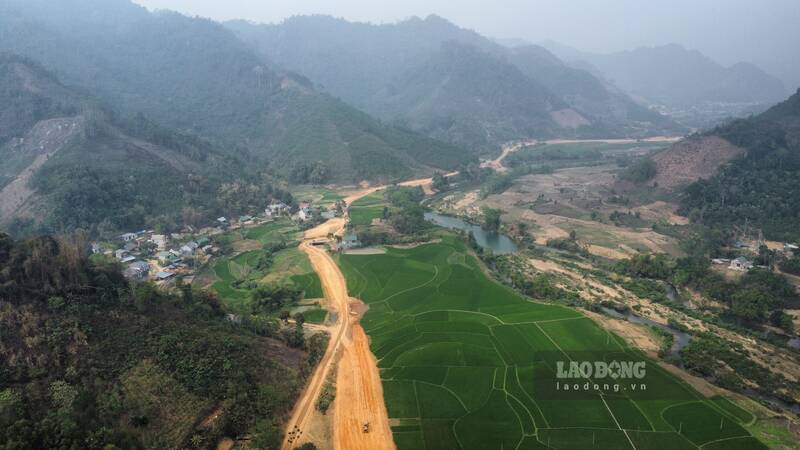Cong truong tuyen duong Ho Chi Minh doan qua dia phan tinh Tuyen Quang. Anh: Lam Thanh