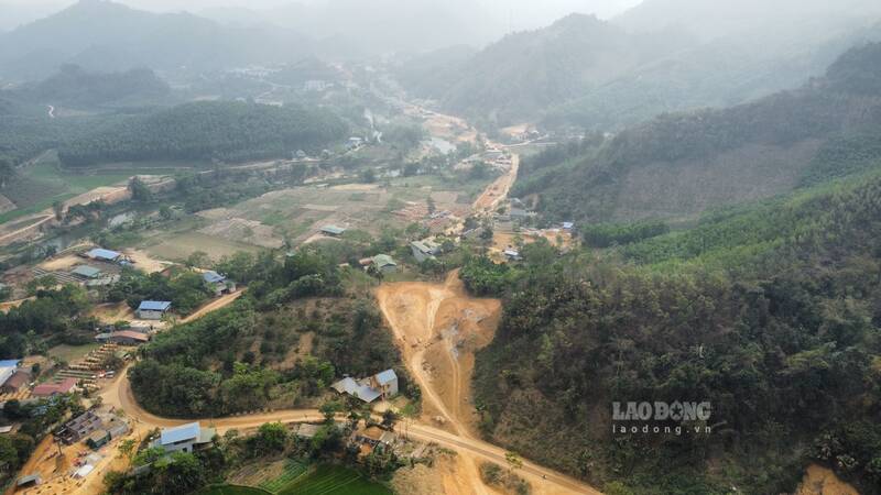 Tuyen duong di qua nhieu dia hinh doi nui. Anh: Lam Thanh