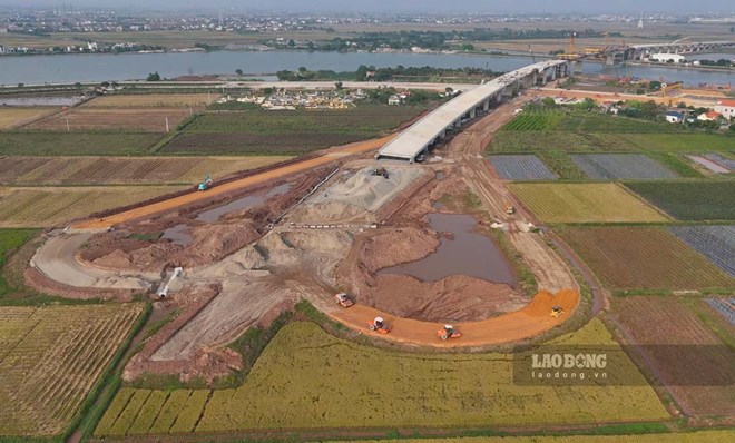 El punto final del Proyecto de autopista Ninh Binh - Hai Phong, el tramo que atraviesa la provincia de Ninh Binh se encuentra en el extremo del puente que cruza el rio Tay (comunidad de Khanh Cuong, distrito de Yen Khanh, provincia de Ninh Binh). Imagen: Salario de las leche