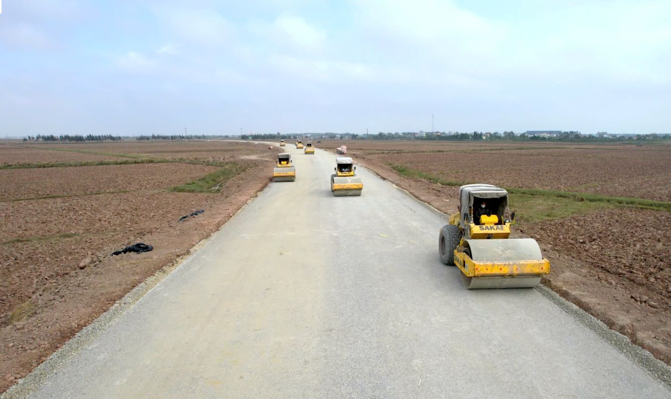 El contratista construyo la base del proyecto de la ruta costera de la costa del Pacifico, que pasa por el distrito de Tianhai. Imagen de la pelicula