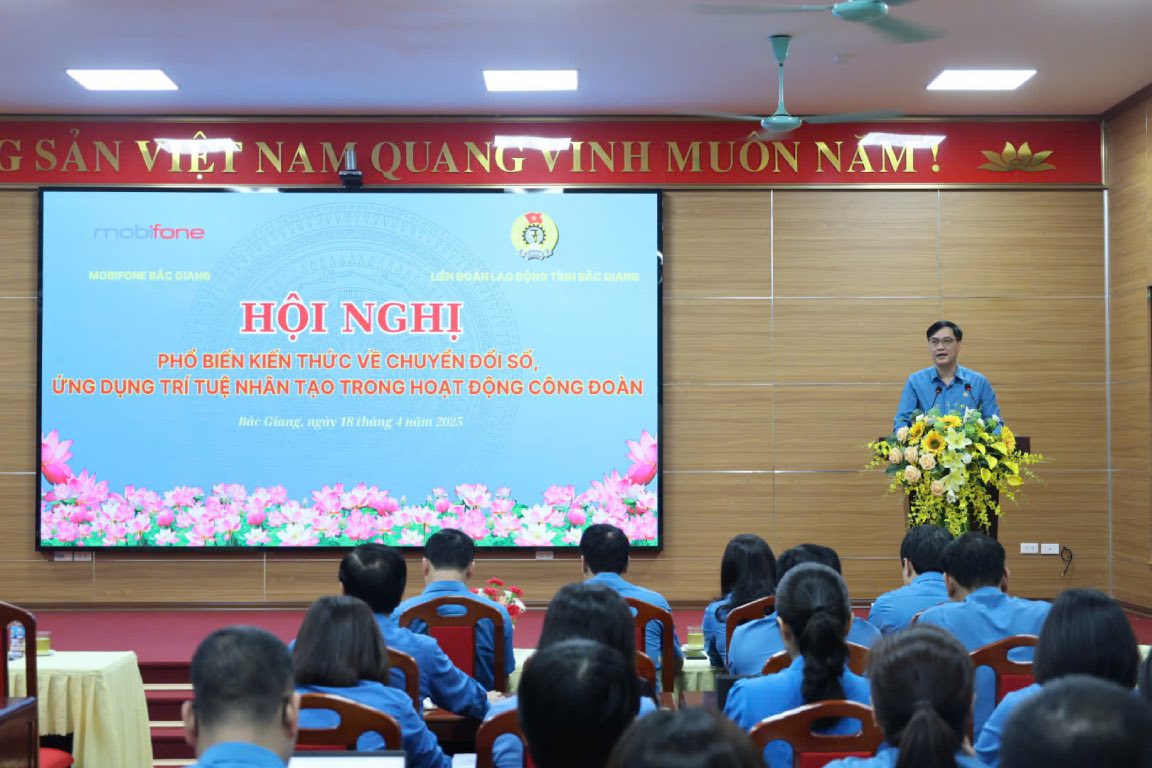 Mr. Nguyen Manh Hung - Permanent Vice President of the Bac Giang Provincial Federation of Labor spoke at the training conference on applying artificial intelligence in trade union activities. Photo: Quyet Chien