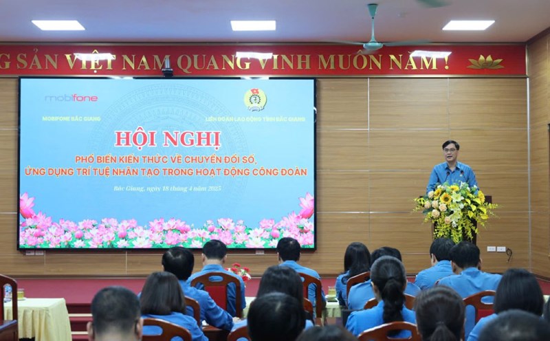 Mr. Nguyen Manh Hung - Permanent Vice President of the Bac Giang Provincial Federation of Labor spoke at the training conference on applying artificial intelligence in trade union activities. Photo: Quyet Chien