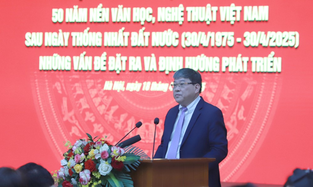 Mr. Nguyen Duy Bac - Permanent Deputy Director of the Ho Chi Minh National Academy of Politics - emphasized that 50 years after the country's reunification, Vietnamese literature and art have continuously grown strongly. Photo: Tran Vuong