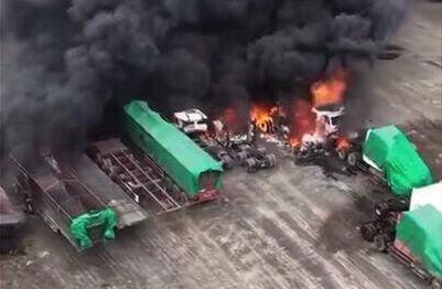 Scene of the fire of 4 container trucks at Phu Thai port, Kim Thanh district (Hai Duong province). Photo cut from clip