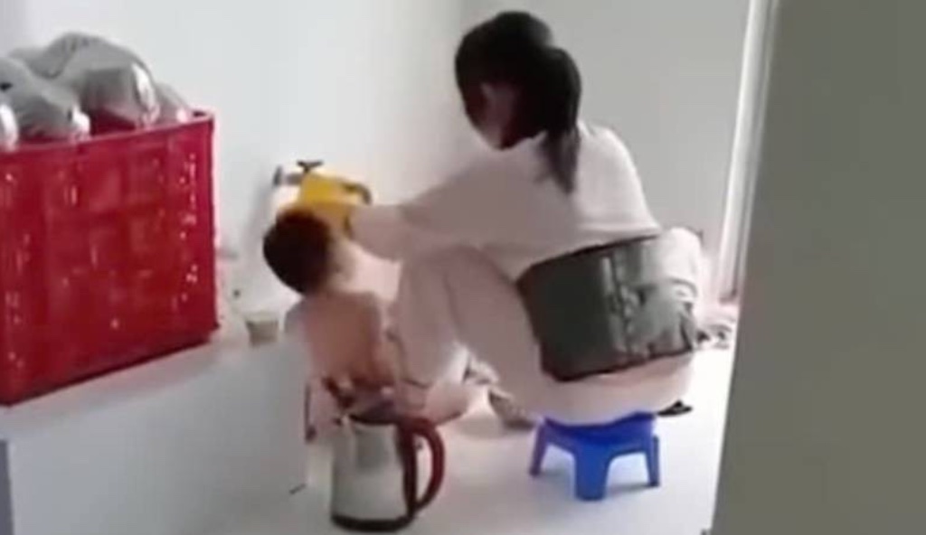 Image of nannies in a private preschool group in Tiem Tom town (Ba Tri district, Ben Tre province) forcing children to eat. Photo: Cut from clip