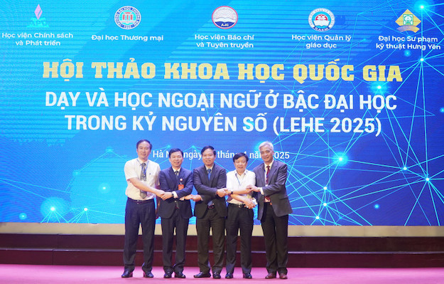Dai dien 5 co so giao duc dai hoc dong to chuc Hoi thao. Anh: Ban to chuc 