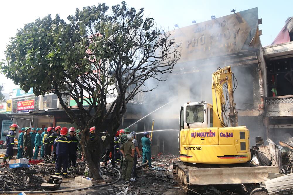 The fire at An Lo market, Hue has been controlled. Photo: Nguyen Luan.