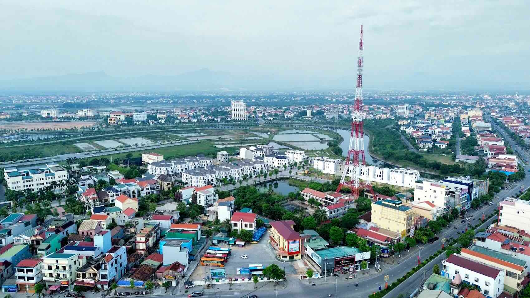 La union de las provincias de Quang Tri y Quang Binh ayuda a ampliar el espacio de desarrollo. En la foto, el TP Dong Hyon es visto desde arriba. Imagen: El amanecer