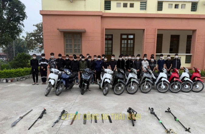 Các đối tượng và tang vật vụ án. Ảnh: Công an tỉnh Thái Bình