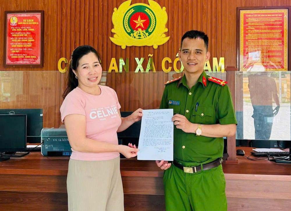 Chị Hà viết thư cảm ơn Công an xã Cổ Đạm đã giúp gia đình lấy lại được 20 triệu đồng sau khi chuyển khoản nhầm cho người lạ. Ảnh: Công an Hà Tĩnh.