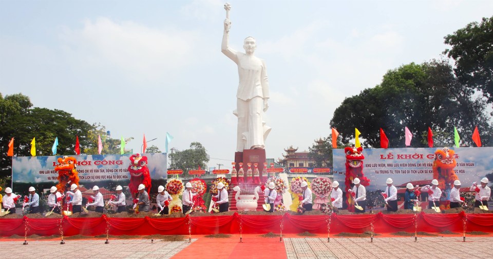 El delegado realizo la ceremonia de inicio de la construccion del Monumento conmemorativo al compañero Vo Van Tan y al compañero Vo Van Ngan. Imagen: Puerta de la ciudad de Long An