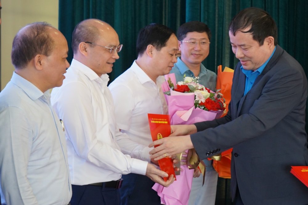 The leaders of the Hai Phong City Labor Federation presented the regulation on handing over the border to the fishermen and fishermen to the management team. Photo: Mai Dung