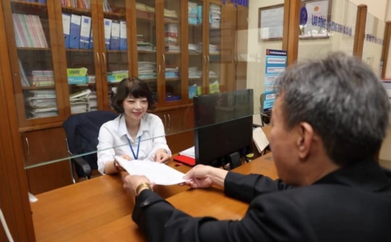 The time of raising the basic salary of VND 2,340,000 is based on Resolution 27. Photo: Bao Han