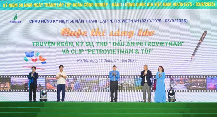 El vicepresidente de la Junta de la Republica Popular de Vietnam, Phan Van Anh (en el centro) junto con los lideres de Petrovietnam y las organizaciones colectivas lanzaron el Concurso de Composition de Cuentos Cortos, Relatos, Poesia y Clipes Petrovietnam y Mi. Imagen de la CEDH