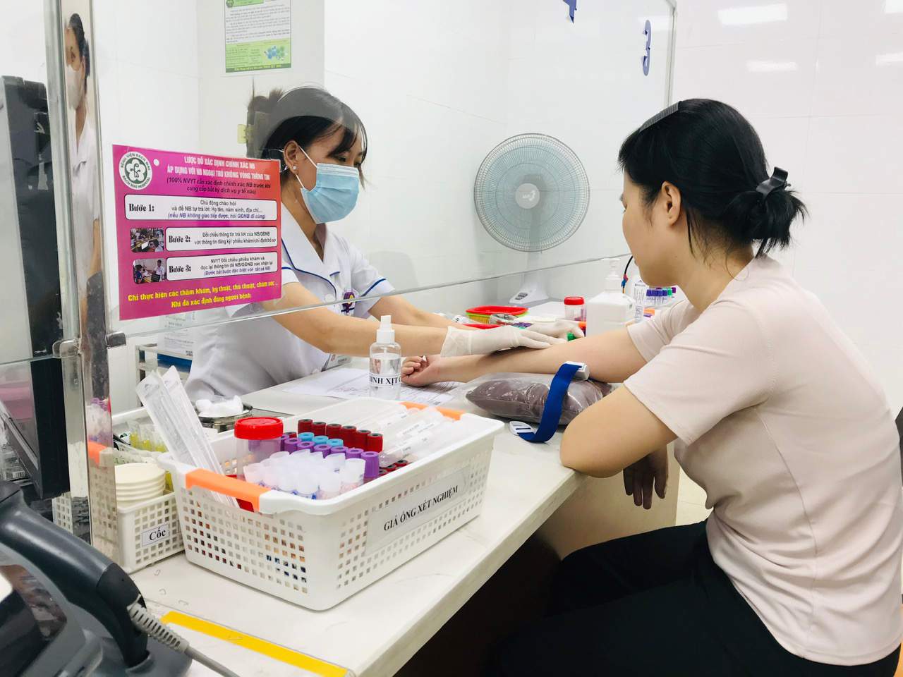 Patients coming for examination and treatment at Bach Mai Hospital must ensure that they are not prescribed functional foods. Illustrative photo: The Anh